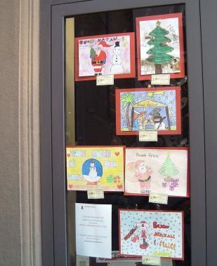 Una delle vetrine addobbate coi disegni degli studenti delle scuole dellistituto Marco Polo            