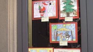 Una delle vetrine addobbate coi disegni degli studenti delle scuole dell’istituto Marco Polo