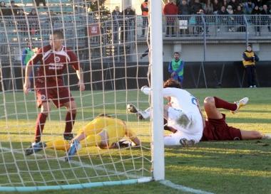 Il difensore azzurro Mori, da terra, anticipa lintervento del portiere e realizza il gol del momentaneo 1-1 