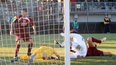 Il difensore azzurro Mori, da terra, anticipa l’intervento del portiere e realizza il gol del momentaneo 1-1