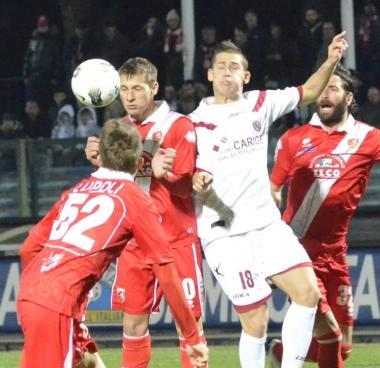 <b>MISCHIA</b> Lupoli, Ronaldo e Sforzini in area amaranto Sopra mister Fabio Viviani 