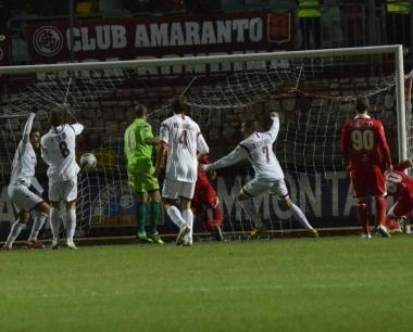 <b>IL PAREGGIO</b> I giocatori del Livorno esultano dopo l1-1 segnato di testa da Belingheri al 26 della ripresa   