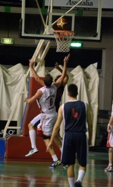 Nelle foto sopra due momenti della sfida di gioved&igrave; sera a Lucca tra ArcAnthea e Sporting Club vinta dai padroni di casa dopo un overtime     