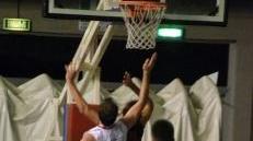 Nelle foto sopra due momenti della sfida di giovedì sera a Lucca tra ArcAnthea e Sporting Club vinta dai padroni di casa dopo un overtime