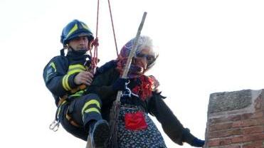 La Befana viene portata in salvo dal Rivellino