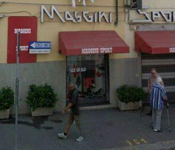 A sinistra: il negozio di via Garibaldi in cui lavorava Claudia Maggini con i familiari. A destra: la cappella della camera mortuaria dellospedale 