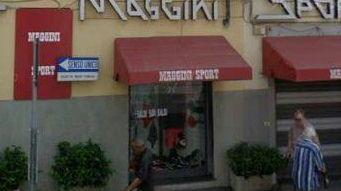 A sinistra: il negozio di via Garibaldi in cui lavorava Claudia Maggini con i familiari. A destra: la cappella della camera mortuaria dell’ospedale