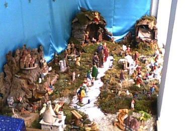 Ha usato una tecnica particolare il decoupage Anna Maria Russo di Pisa per il suo presepe ritagliando una Nativit&agrave; da un vecchio calendario, usando come supporto una vecchia agenda; accanto invece c&egrave; il presepe realizzato da Adria Giannanti e Luana Pinori (madre e figlia) nella propria abitazione a S. Colomba (nel comune di Bientina) 