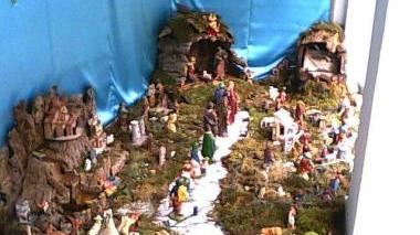 Ha usato una tecnica particolare “il decoupage” Anna Maria Russo di Pisa per il suo presepe ritagliando una Natività da un vecchio calendario, usando come supporto una vecchia agenda; accanto invece c’è il presepe realizzato da Adria Giannanti e Luana Pinori (madre e figlia) nella propria abitazione a S. Colomba (nel comune di Bientina)