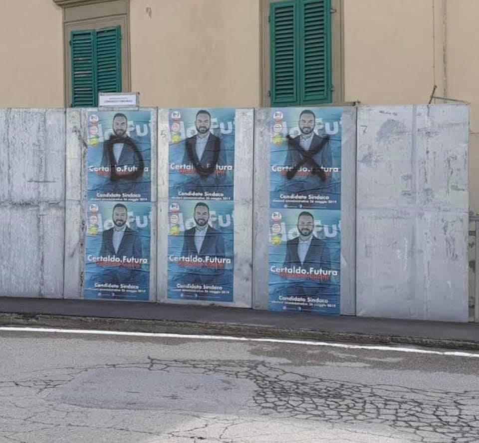 Scritte inneggianti a Mussolini sui cartelloni elettorali del sindaco di centrosinistra 