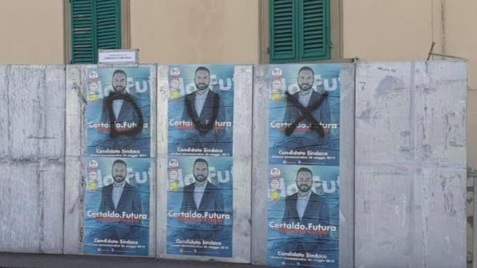 Scritte inneggianti a Mussolini sui cartelloni elettorali del sindaco di centrosinistra