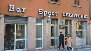 A destra l’ingresso dello storico bar montalese che chiude domani dopo 80 anni di attività