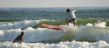 Le evoluzioni di due surfisti nella zona del Pontile di Forte dei Marmi 