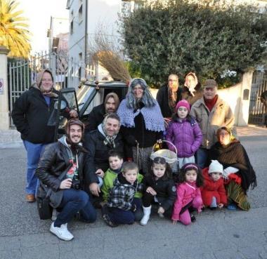 A destra il gruppo della Befana di Riparbella nel reparto di pediatria dellospedale di Cecina. Sotto la Befana a San Pietro in Palazzi organizzata dal rione Palazzi 