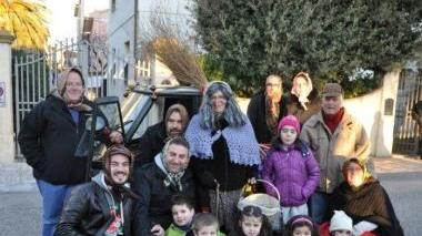 A destra il gruppo della Befana di Riparbella nel reparto di pediatria dell’ospedale di Cecina. Sotto la Befana a San Pietro in Palazzi organizzata dal rione Palazzi