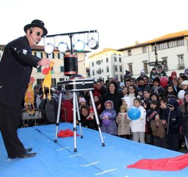 A destra lo zampognaro si esibisce davanti al vescovo Simoni in piazza del Duomo       