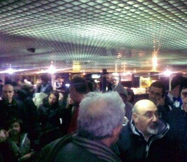 La mareggiata allo Scoglietto e (nella foto piccola) i passeggeri Moby appena avvertiti dello stop 
