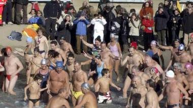 Tre momenti del Tuffo di Befana a Marina di Pisa