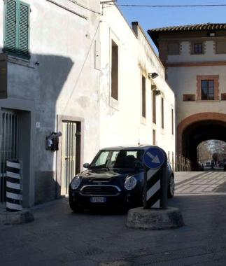 La strettoia a ridosso del ponte e sotto i giochi imbrattati dalle scritte