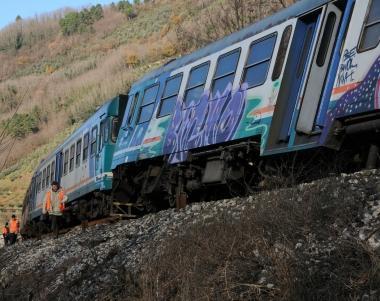 Alcune immagini dellincidente ferroviario avvenuto ieri mattina sulla linea Aulla-Lucca allaltezza del Piaggione. Il treno proveniente da Piazza al Serchio &egrave; deragliato a causa di un albero caduto sui binari  