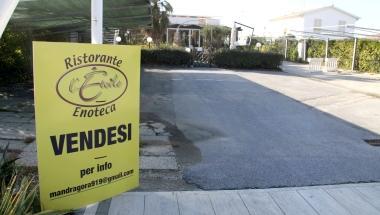 Il cartello vendesi di fronte al ristorante lEtoile 