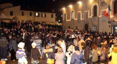 La folla in piazza per ascoltare i canti della Pefana 