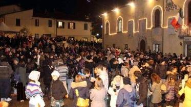 La folla in piazza per ascoltare i canti della Pefana