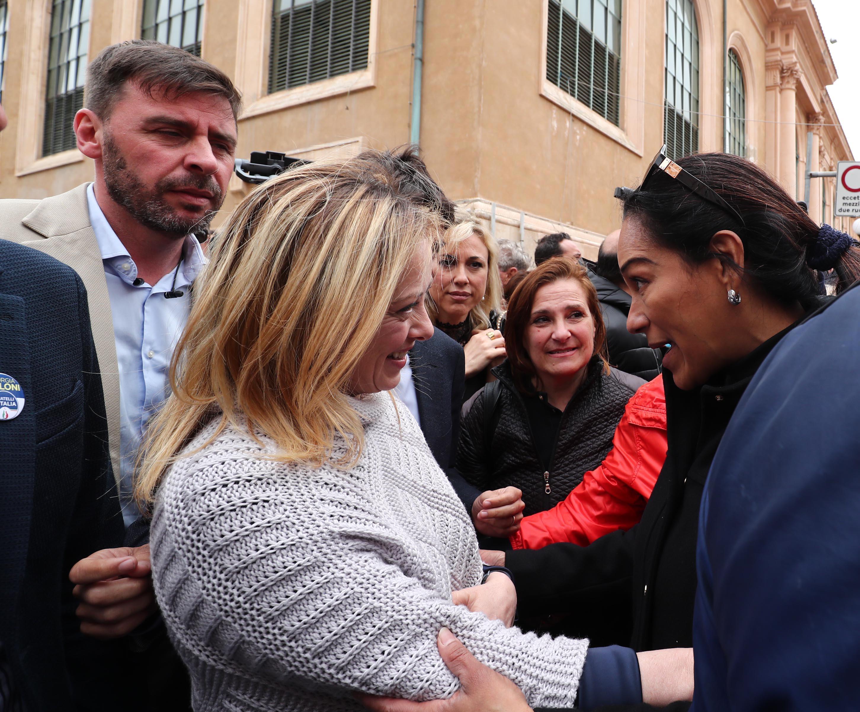 Dagli sputi ai baci, la rivincita blindata di Giorgia: «Livorno è pronta per essere liberata» 
