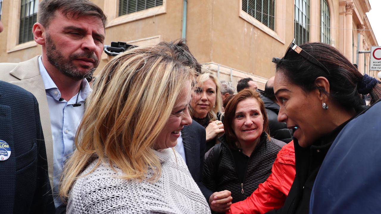 Dagli sputi ai baci, la rivincita blindata di Giorgia: «Livorno è pronta per essere liberata»