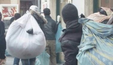 Denunciato ambulante abusivo che vendeva giacconi falsi al mercato