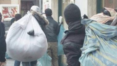 Denunciato ambulante abusivo che vendeva giacconi falsi al mercato