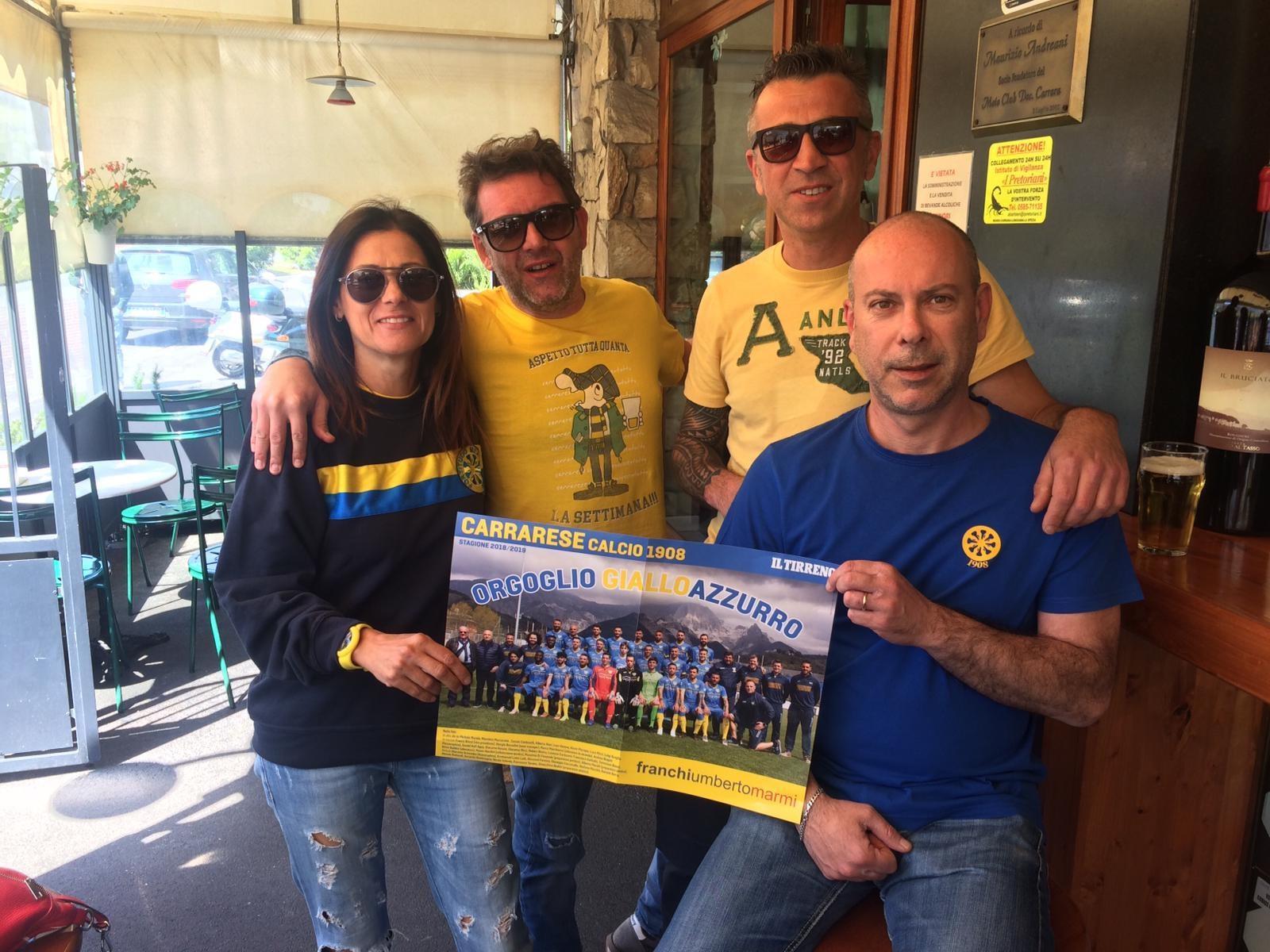 Foto con il poster, prima della partita contro l'Entella
