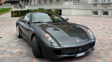 Ai pistoiesi piace l'auto di lusso
