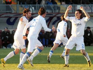 Daniele Mori (di spalle) festeggiato dai compagni dopo aver segnato 