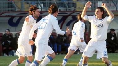 Daniele Mori (di spalle) festeggiato dai compagni dopo aver segnato