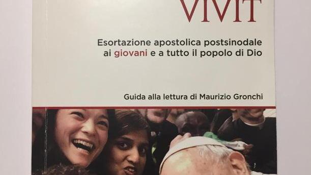 La copertina del libro di Papa Francesco “Christus Vivit”, dedicato all’ultima esortazione apostolica, con i ragazzi pisani in primo piano