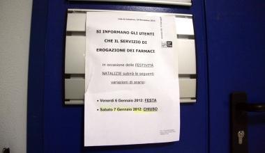 <b>CHIUSA PER... PONTE. </b>Il cartello allingresso della farmacia che indica i giorni di stop  