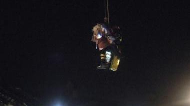 Un vigile del fuoco “salva” la Befana bloccata sui tetti di Vaiano