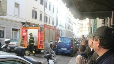 La gente in strada dopo la piccola esplosione nell’appartamento