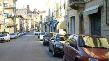 Auto parcheggiate in via Buonarroti