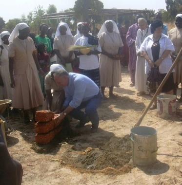 Al centro in ginocchio don Cristiani in Burkina Faso  