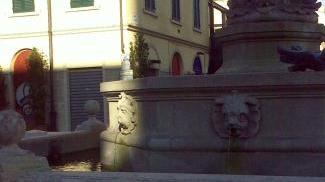 Le scritte sulla fontana in piazza Duomo