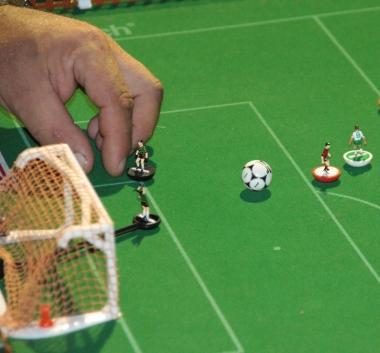 Un dettaglio di gioco di una partita di calcio da tavolo 