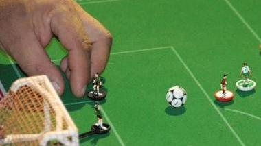 Un dettaglio di gioco di una partita di calcio da tavolo