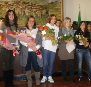 <b>LE MIGLIORI.</b> Studentesse liceali premiate         
