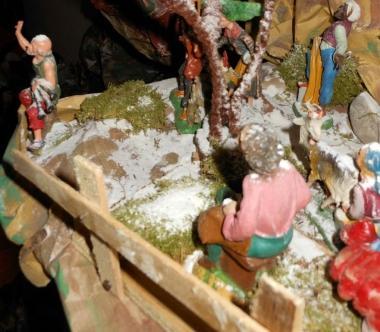 A sinistra, un particolare del presepe realizzato dalla famiglia Calissi che abita in via Santa Croce a Lucca Al centro la foto del presepe di Roccadaspide inviata da Antonio Cammarota. A destra un bel presepe nella zucca, con alberi in compensato verniciati di bianco di Luciano Fanucchi di Paganico (Capannori) 