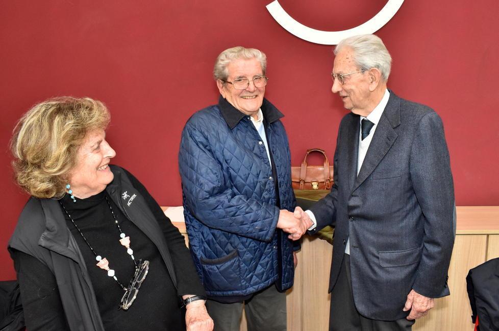 Dumas Remoli (al centro) stringe la mano a Giorgio Smuraglia sotto lo sguardo divertito di Sandra Bonsanti