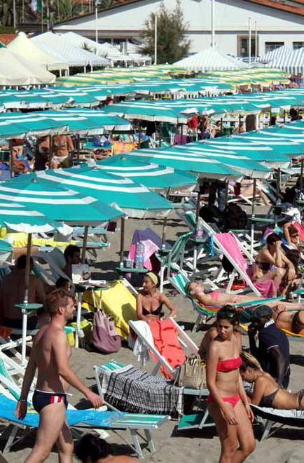 «Part-time fasulli e turni senza riposo». L’allarme Usb sul lavoro nero nei bagni 