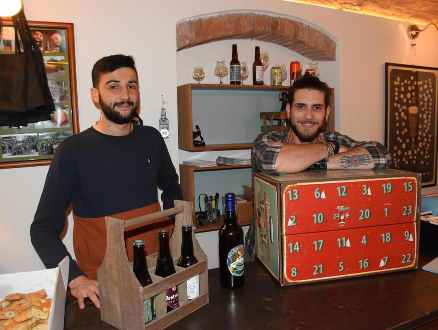 Alessio Bargagli e Luca Mazzolai nel beer shop in via dell'Unione (Bf)