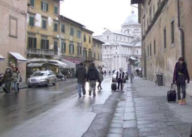 Uno scorcio di via S.Maria con sullo sfondo piazza dei Miracoli  